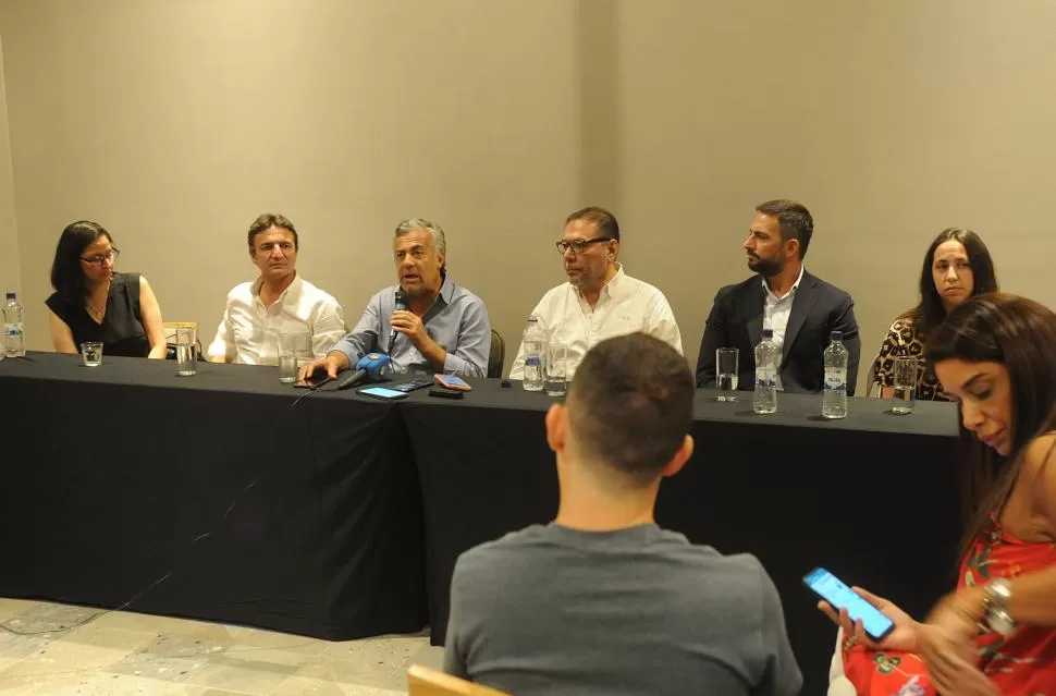 Cornejo, acompañado por Roberto Sánchez, Fernando Valdez, Lisandro Argiró, y miembros de La Pisarello la gaceta / fotos de antonio ferroni