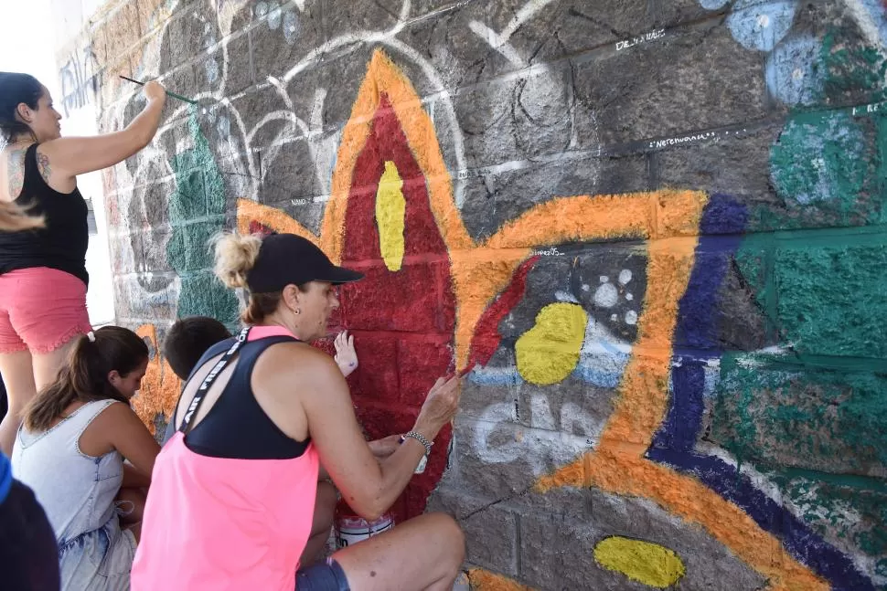 UN NUEVO ENTORNO. Donde antes había grafittis o consignas políticas, desde ayer hay flores y diseños multicolor que le dan vida y alegría a zonas de la capital tucumana. LA GACETA / FOTOS DE ANALIA JARAMILLO