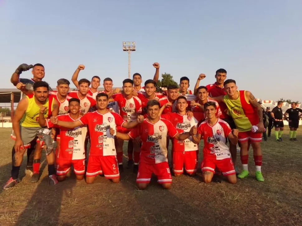 CÁBALA “JULIANA”. Al finalizar el encuentro, los jugadores de Sportivo Guzmán posaron para la foto para demostrar su felicidad por el gran triunfo conseguido. gentileza foto de sonia argañaraz 