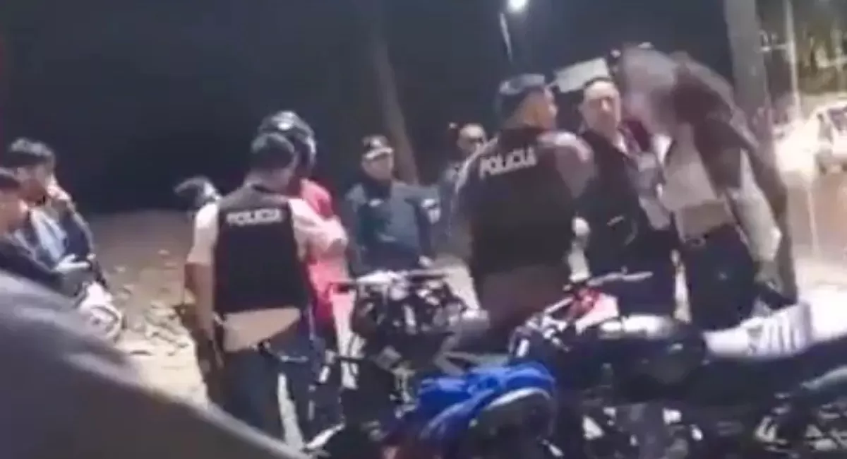 ABUSO DE AUTORIDAD. El agente insultó y agredió a la mujer que participaba en la caravana de motos.