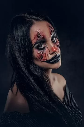 FANTÁSTICO. Las maquilladoras aconsejan dejar bien seca la piel para trabajar más fácil eliminando el brillo. 