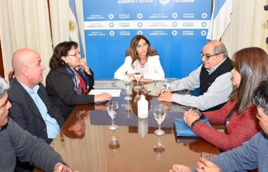 CAROLINA VARGAS AIGNASSE reunida con referentes gremiales. 