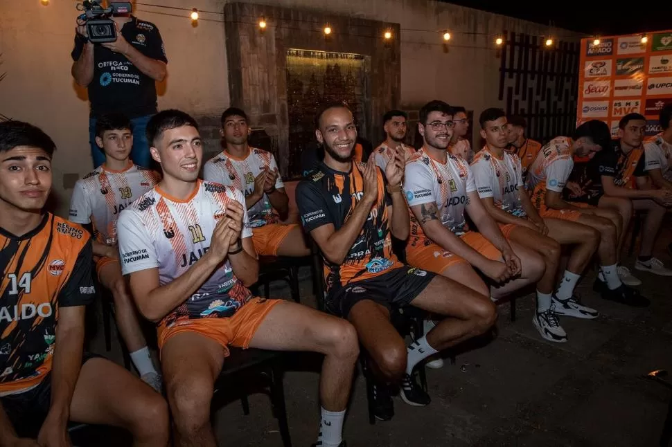 TRANSMITIERON ENTUSIASMO. Los jugadores (en la foto), cuerpo técnico y dirigentes compartieron la presentación del plantel con la gente de la ciudad que colmó uno de los bares del centro de Monteros.  Prensa Monteros Voley