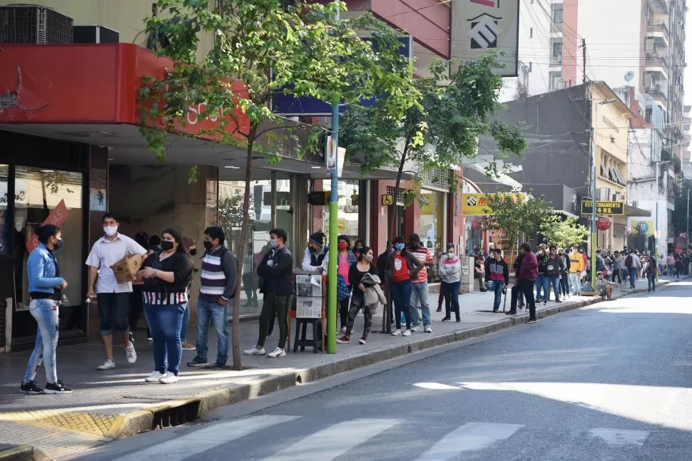 SUBSIDIOS. En la Anses las colas son inmensas para averiguar por posibles planes sociales. 