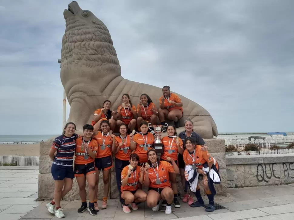 CON LA COPA. Rita (izquierda) junto a las chicas del plantel, pertenecientes a varios clubes de la capital y del interior. 