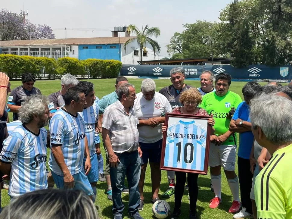 HERMOSO CUADRO. Norma, hija de “Mocha”, recibió el regalo de los dirigentes. Fotos de Carlos Oardi