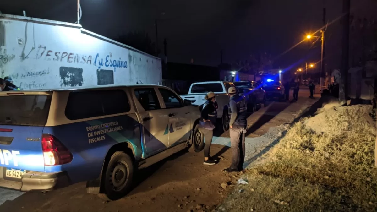 POLICÍAS TRABAJAN CERCA del lugar del crimen. 