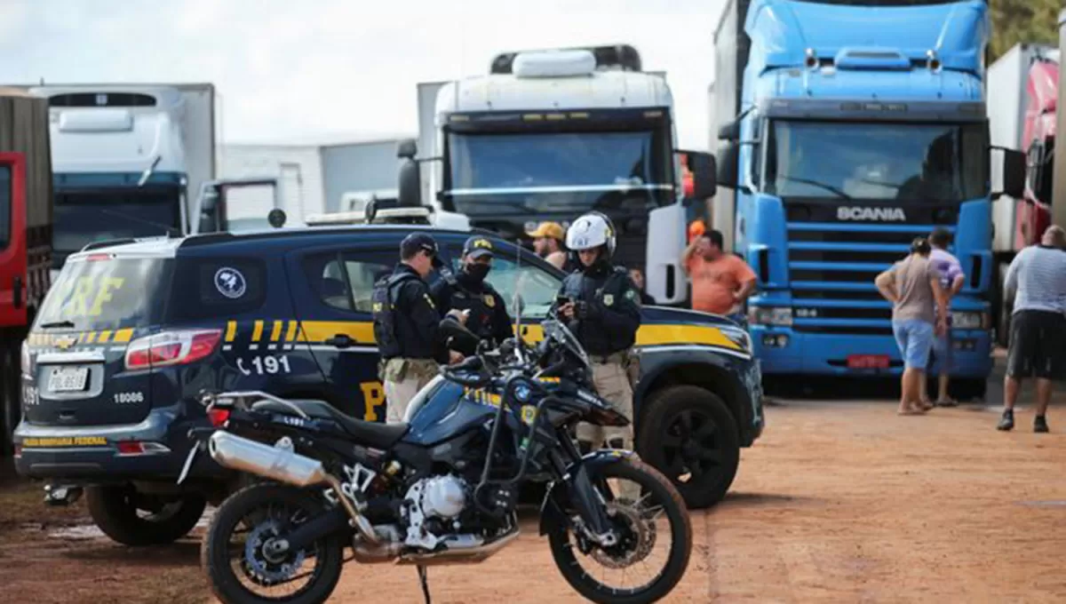 RECHAZO. Los seguidores de Bolsonaro cortan las rutas disconformes con los resultados de las elecciones del domingo.