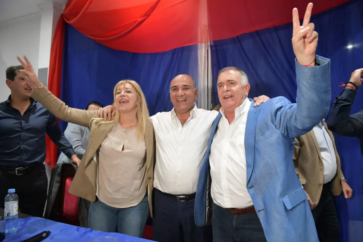 EN UN ENCUENTRO PERONISTA. El jefe de Gabinete, Juan Manzur, junto al gobernador Osvaldo Jaldo y a la diputada nacional Rossana Chahla. Foto de Twitter @JuanManzurOK