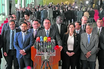 Bolsonaro continúa sin admitir la derrota, pero dice que “respetará la Constitución”