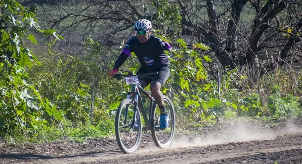 MÁXIMO ESFUERZO. Claudio Romano entrena entre tres y cuatro horas por día en bicicleta, para poder llegar en buena forma a las competencias de duatlón. 