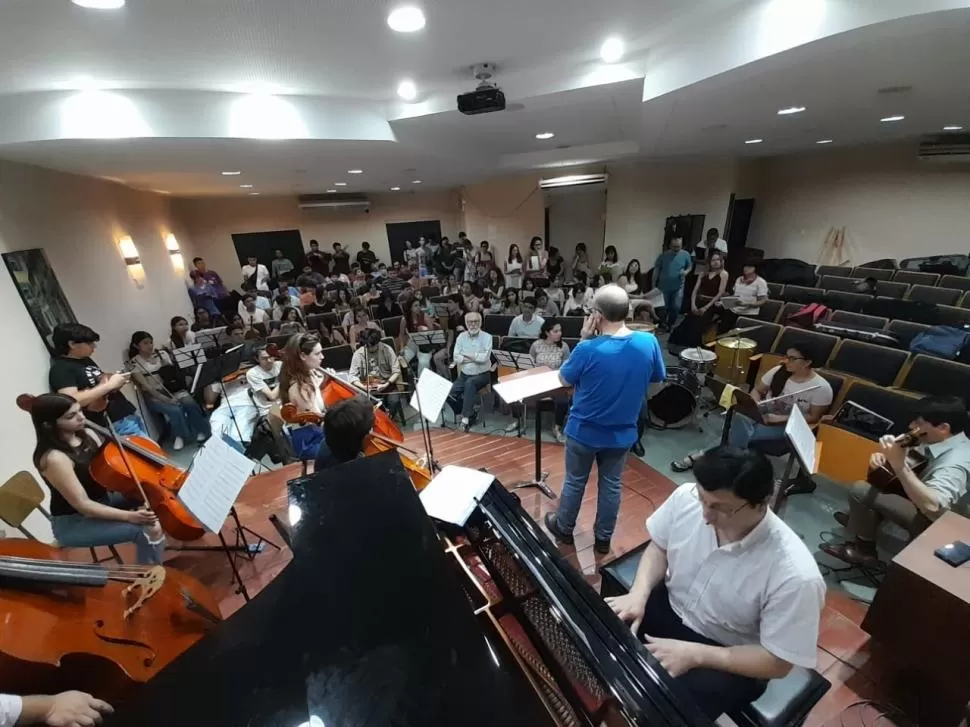 EN ENSAYO. La formación que participará de la gala formal de esta noche prepara su repertorio en el Ismunt. 