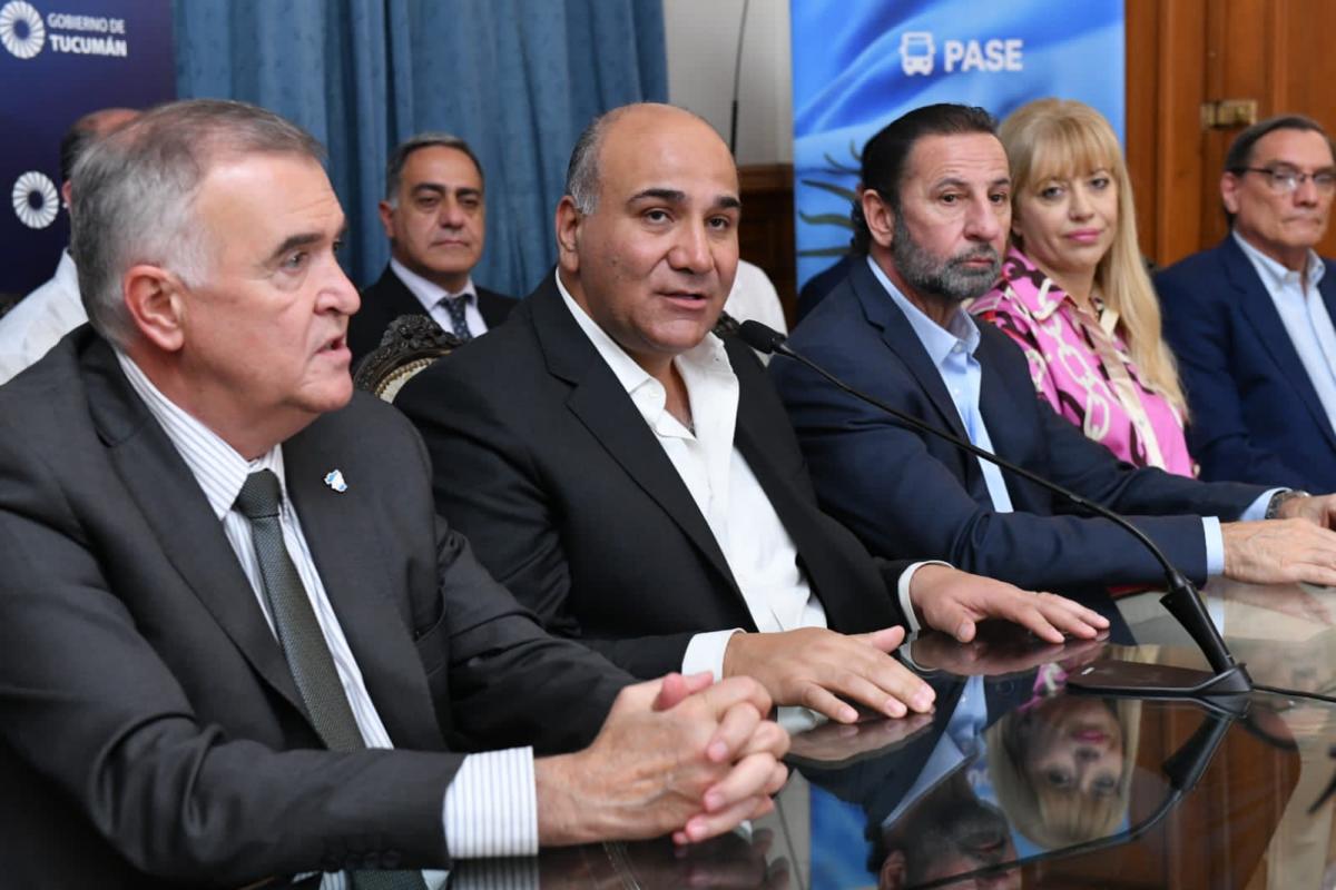 EN CASA DE GOBIERNO. Juan Manzur, junto a Osvaldo Jaldo, en una rueda de prensa reciente. Foto de Twitter @JuanManzurOK