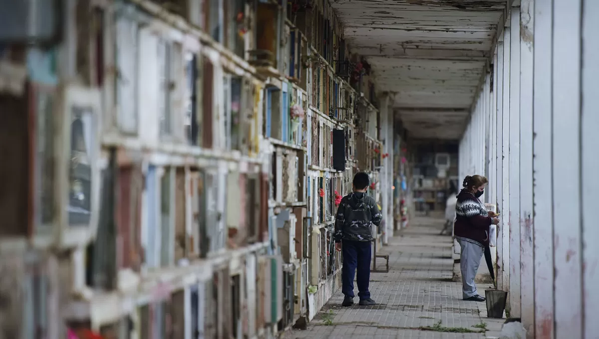 EN LOS CEMENTERIOS. Se espera una gran afluencia de personas a las necrópolis de la capital y del resto de la provincia. 