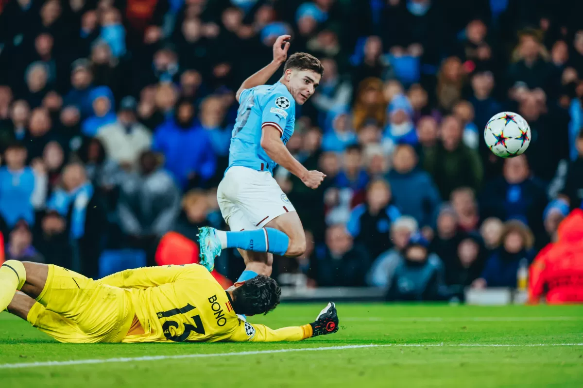 Julián Álvarez brilló en el Manchester City ante Sevilla