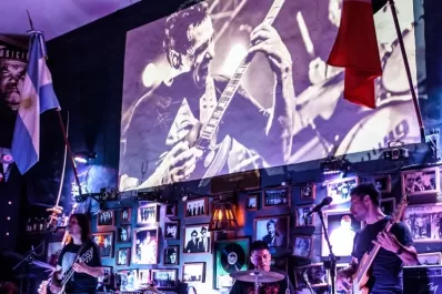 Cumpleaños feliz cantado con varios invitados especiales