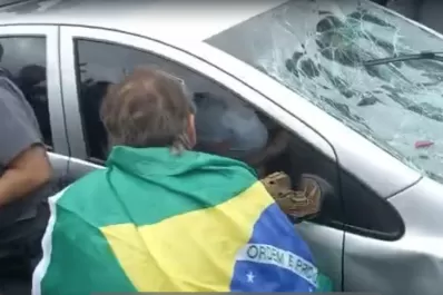 Crece la tensión en Brasil: un auto atropelló a 10 personas en un bloqueo bolsonarista