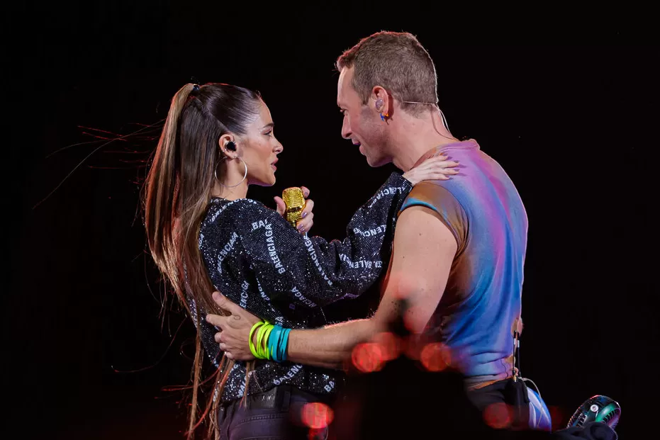 Tini junto a Chris Martin