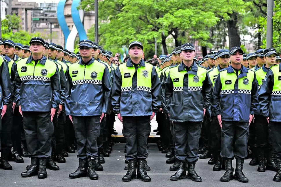 OTRA VEZ. A los policías se les quita el arma cuando tienen problemas emocionales. 