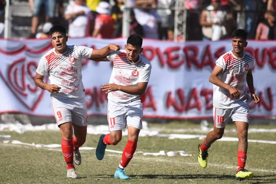 LA APERTURA DEL MARCADOR. Ángel Galván ya convirtió el primer gol de Unión Simoca y lo festeja con Nicolás Rodríguez.  