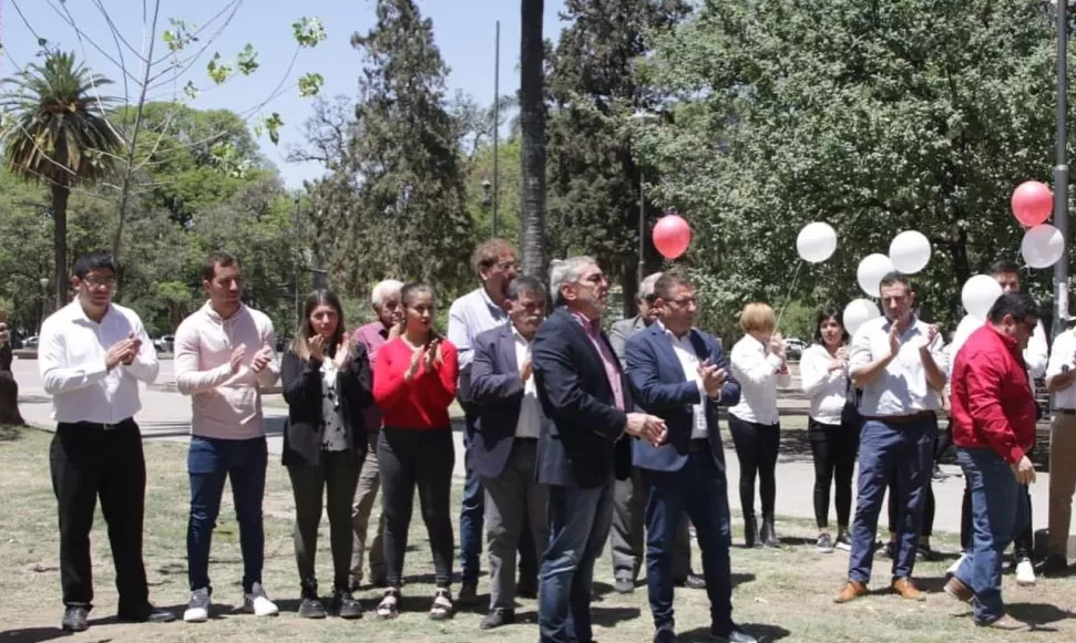 Los dirigentes en la plaza San Martín, durante los festejos.