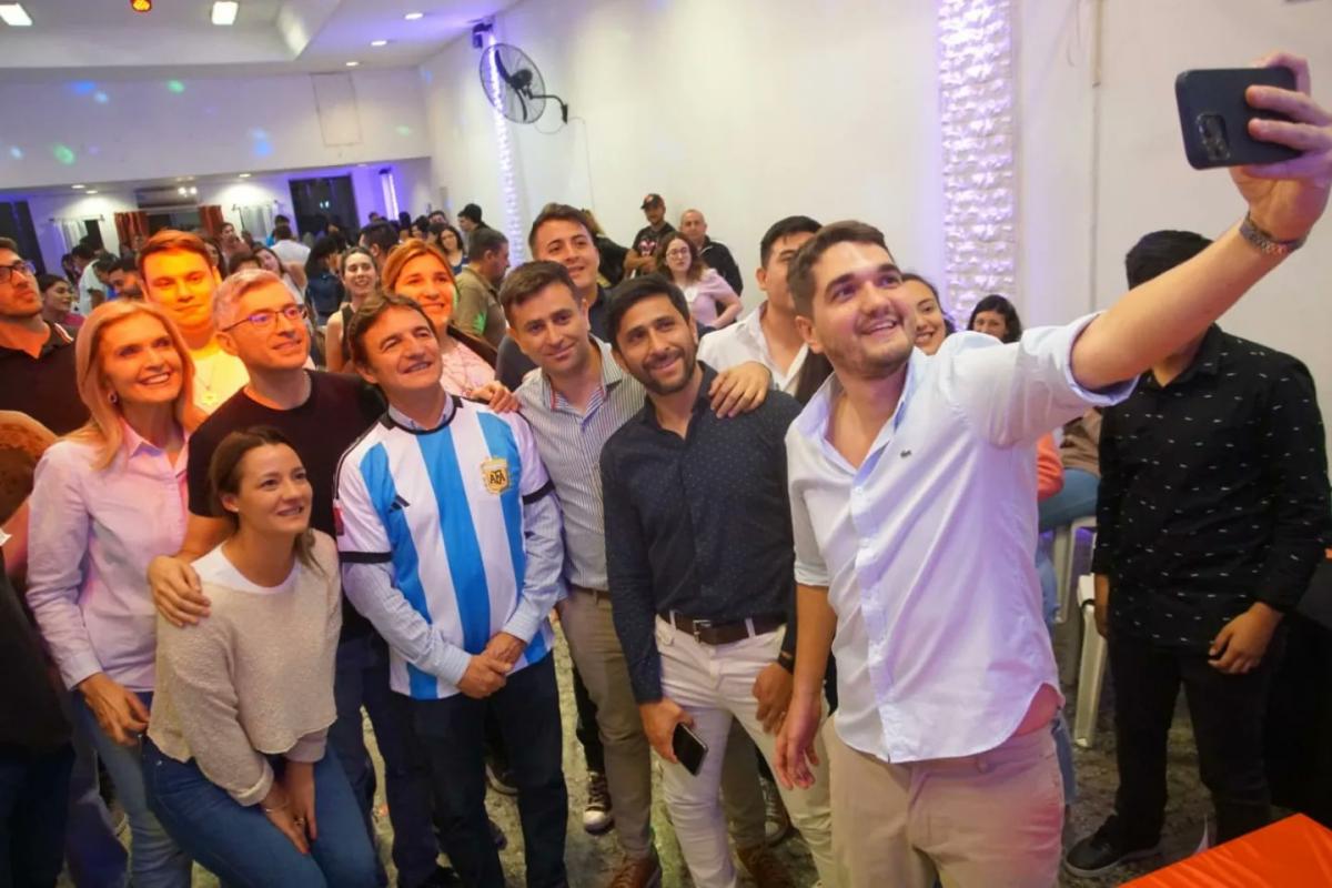 CON ROBERTO SÁNCHEZ. El diputado nacional se puso la camiseta de la Selección Argentina durante el encuentro con jóvenes de toda la provincia. Foto de Twitter @AnaPaulaQuiles