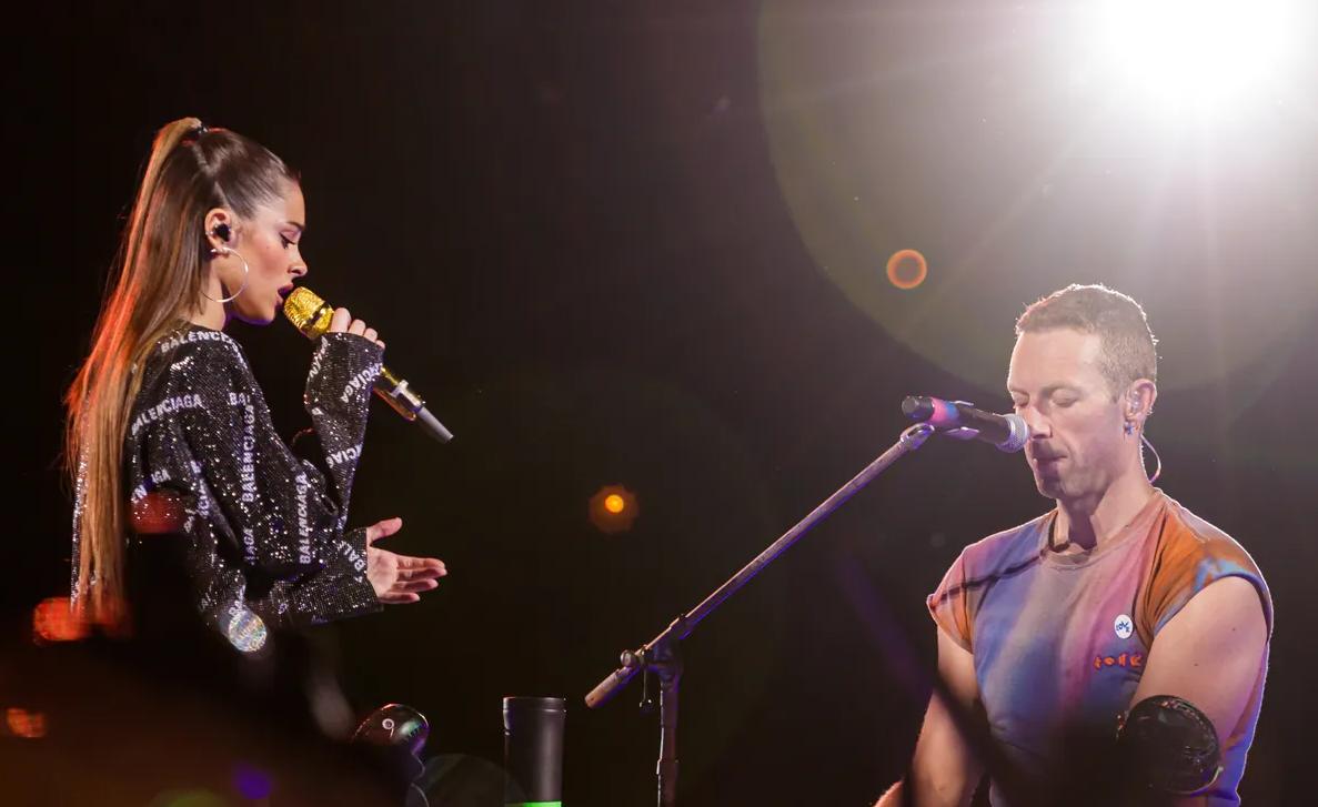 Tini junto a Chris Martin