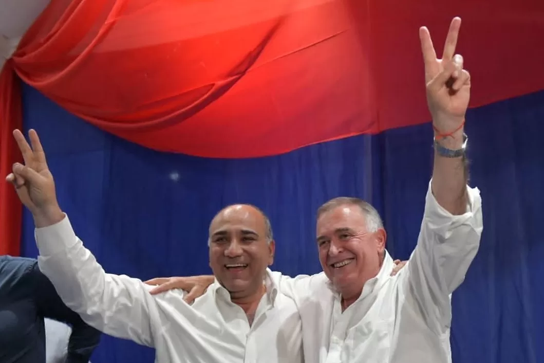 CONDUCTORES DEL PJ TUCUMANO. Juan Manzur y Osvaldo Jaldo saludan en un acto. Foto de Twitter @JuanManzurOK