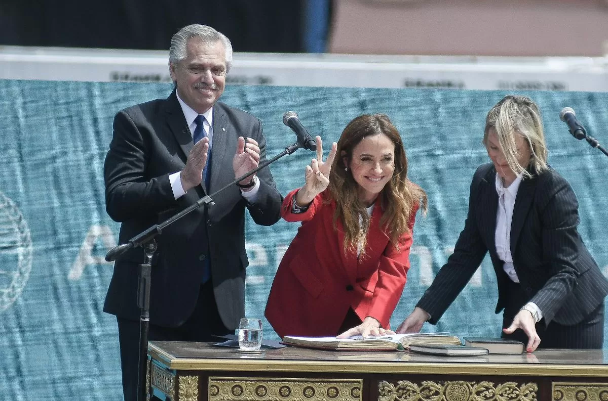 La ministra de Desarrollo Social, Victoria Tolosa Paz, en el centro de la imagen