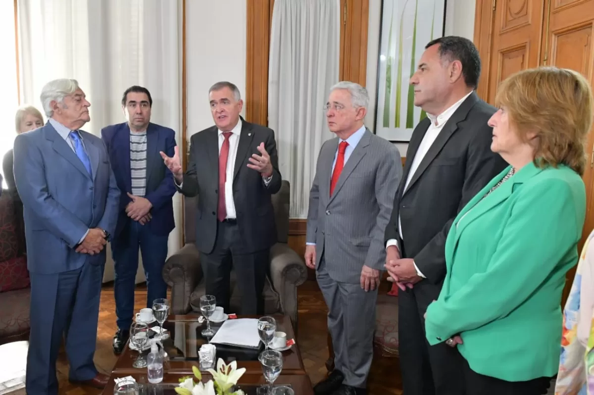 EN CASA DE GOBIERNO. Jaldo, junto a Lacalle y a Uribe. Los acompañan funcionarios y legisladores. Foto de Comunicación Pública