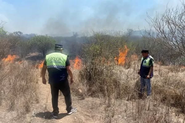 Bomberos de Tapia, Tafi Viejo y Trancas combatieron un incendio en una finca en Ruta Nacional 9