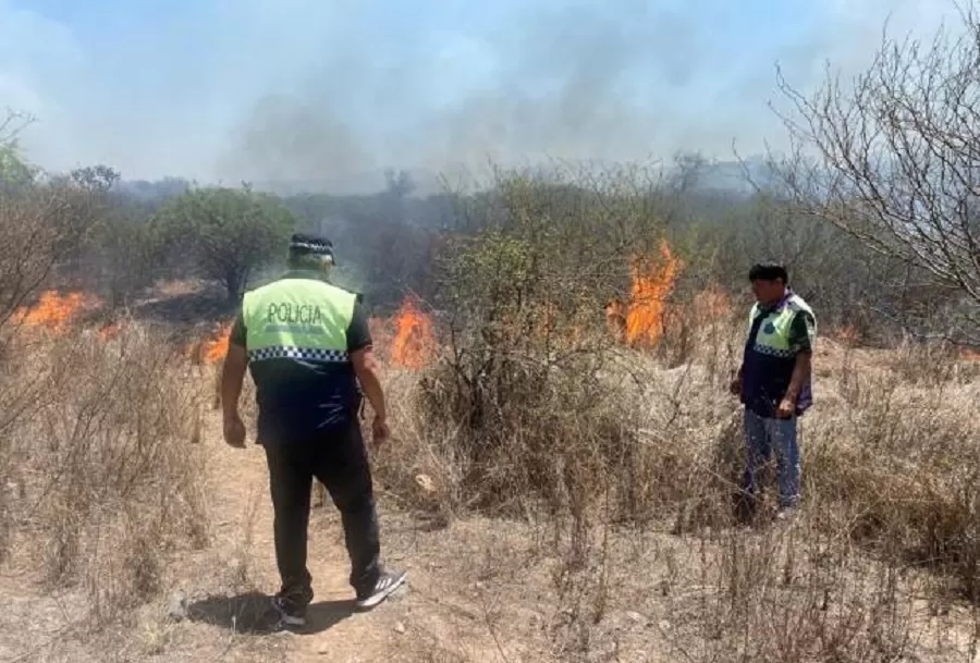 Policías y Bomberos trabajaron en el incendio en la propiedad ubicada a la vera de la Ruta 9.