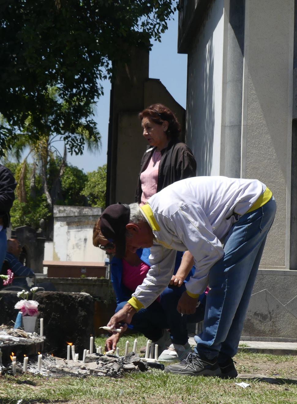 HOMENAJES. Se prendieron velas por las almas de los seres queridos que ya no están.