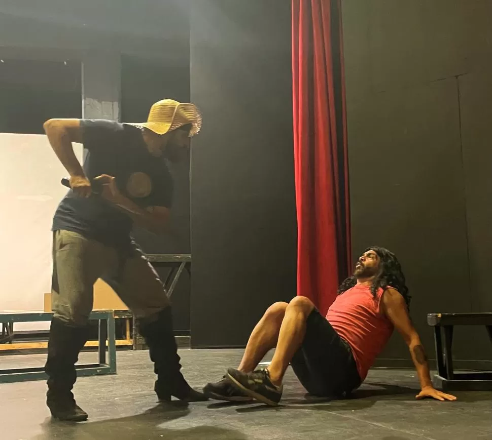 EN PLENO ENSAYO. El elenco de “Scapino, el tránsfuga” se prepara para el estreno en la sala Orestes Caviglia. asdf asdf