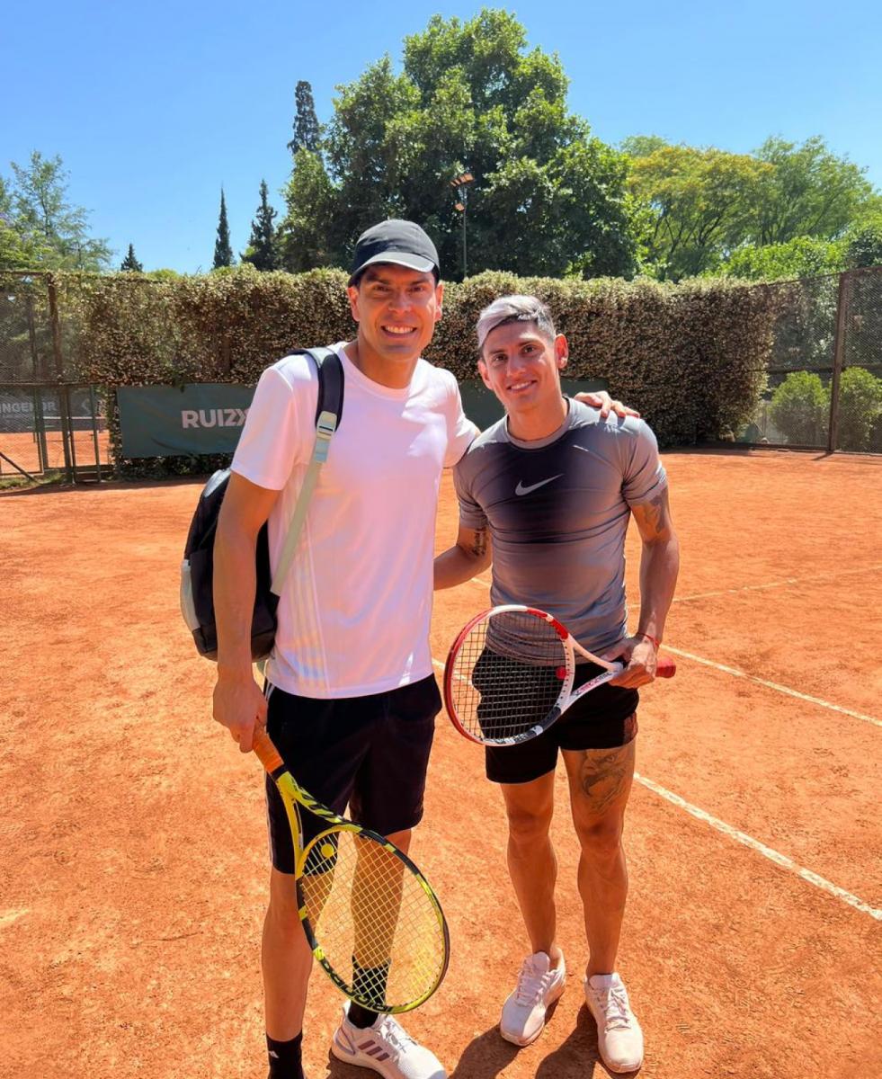 La foto en la cancha de tenis de Lampe y Orihuela.