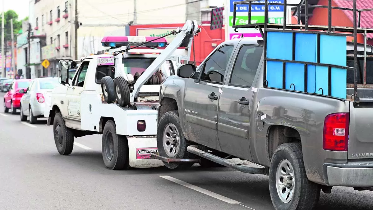 UNA GRÚA TRANSPORTA UNA CAMIONETA. Foto ilustrativa de mtv.com.mx