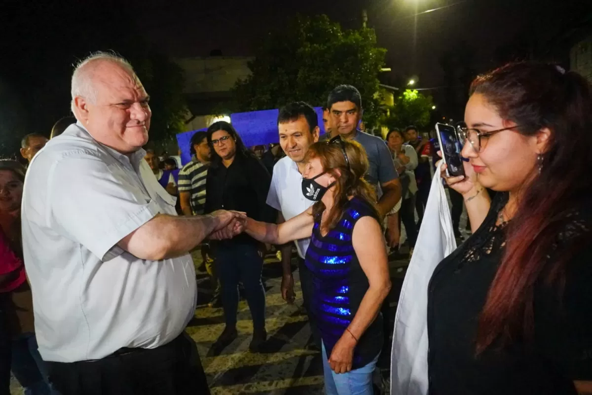 FEDERICO MASSO. El legislador de Libres del Sur dialoga con vecinos. Foto de Prensa LDS (ARCHIVO)