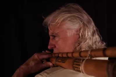 Aerófonos, poesía y canciones de Tilcara, pero con aire universal