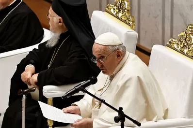 El Papa pidió a los líderes religiosos que ayuden a sacar al mundo del precipicio