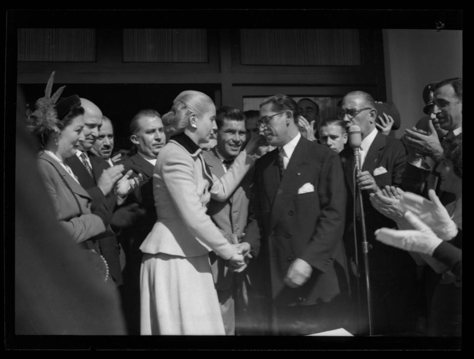  DOS MOMENTOS. Junio de 1950: Evita lo saluda con una caricia, el día en el que Riera asumió la Gobernación. Noviembre de 1951: en el escritorio de Riera se distingue aquella foto con la particularidad de que han borrado a quienes estaban detrás de ellos. FOTOS ARCHIVO LA GACETA