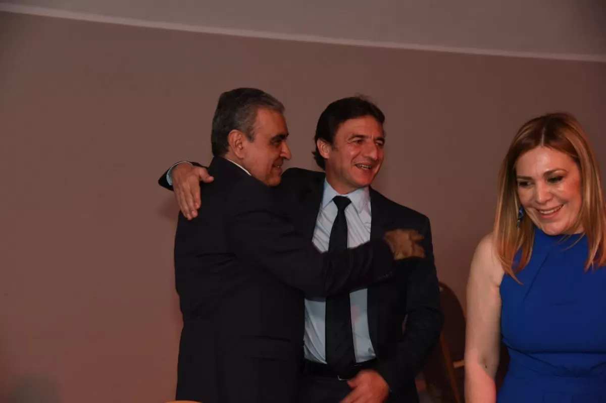 ABRAZO. Germán Alfaro y Roberto Sánchez se saludaron en la cena del aniversario de la Fundación Federalismo y Libertad. 