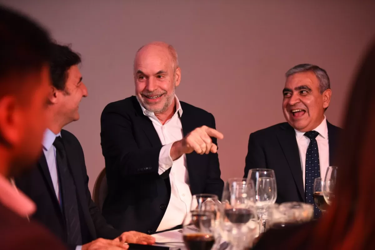 CENA ANUAL DE FEDERALISMO Y LIBERTAD. Sánchez, Larreta y Alfaro, muy distendidos.