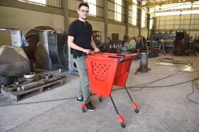 Tucumano crea un carrito de compras para no videntes