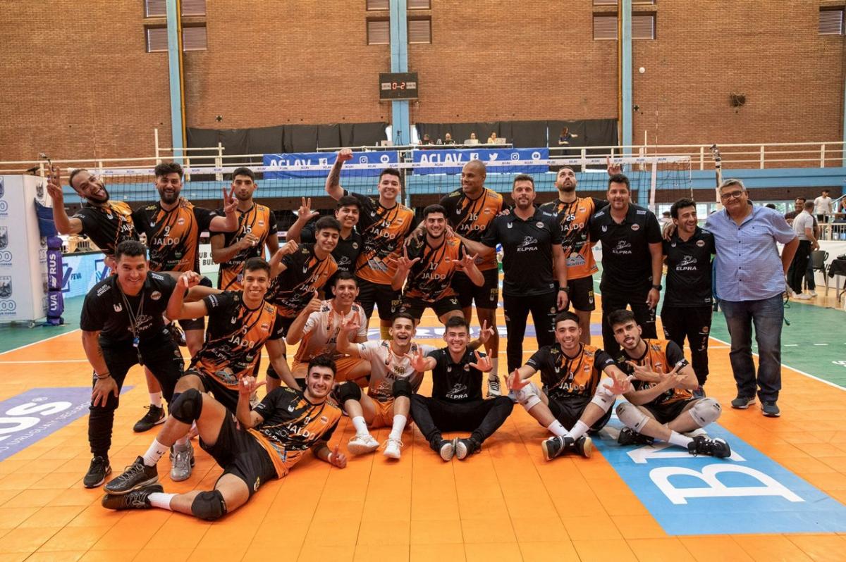 FELICICAD. Los jugadores y el plantel que dirige Leonardo Patti posaron informalmente. FOTO PRENSA MONTEROS VOLEY