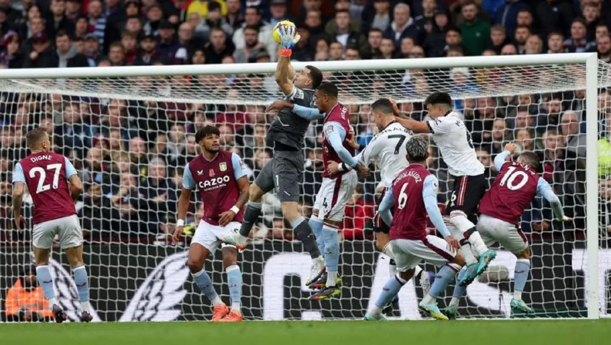 Aston Villa, con Dibu Martínez como figura, derrotó al Manchester United