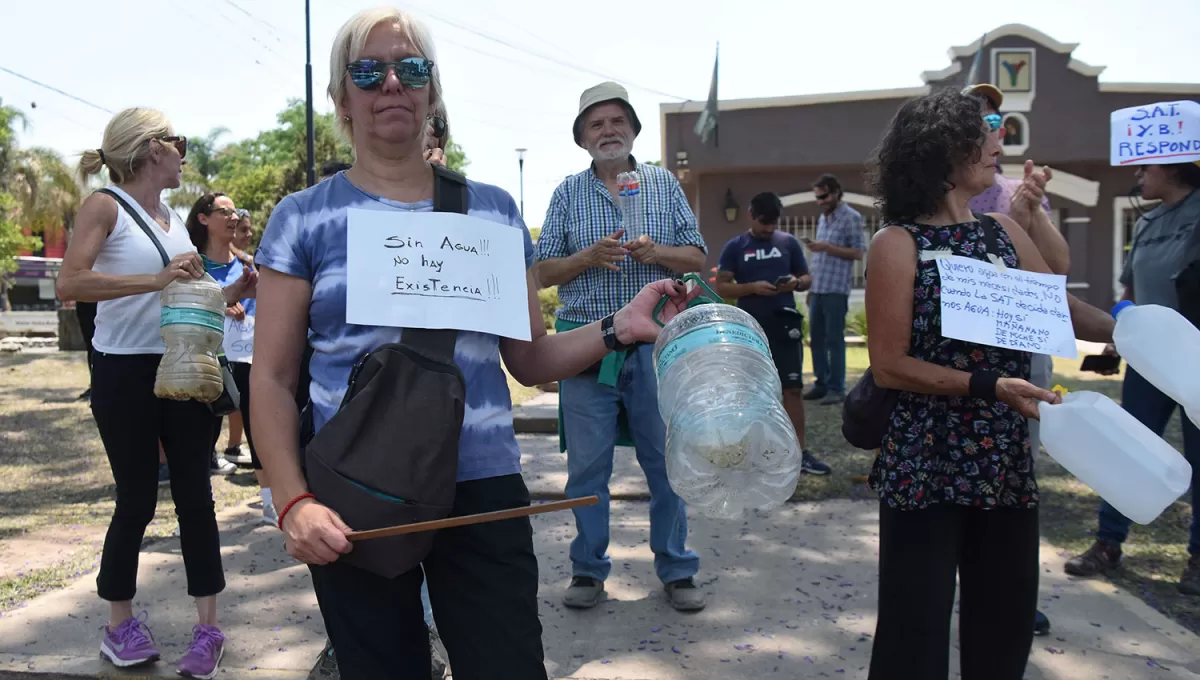 PROTESTA. La manifestación tuvo como punto de encuentro la oficina de la Sociedad Aguas del Tucumán (SAT), en Avenida Aconquija y Solano Vera.