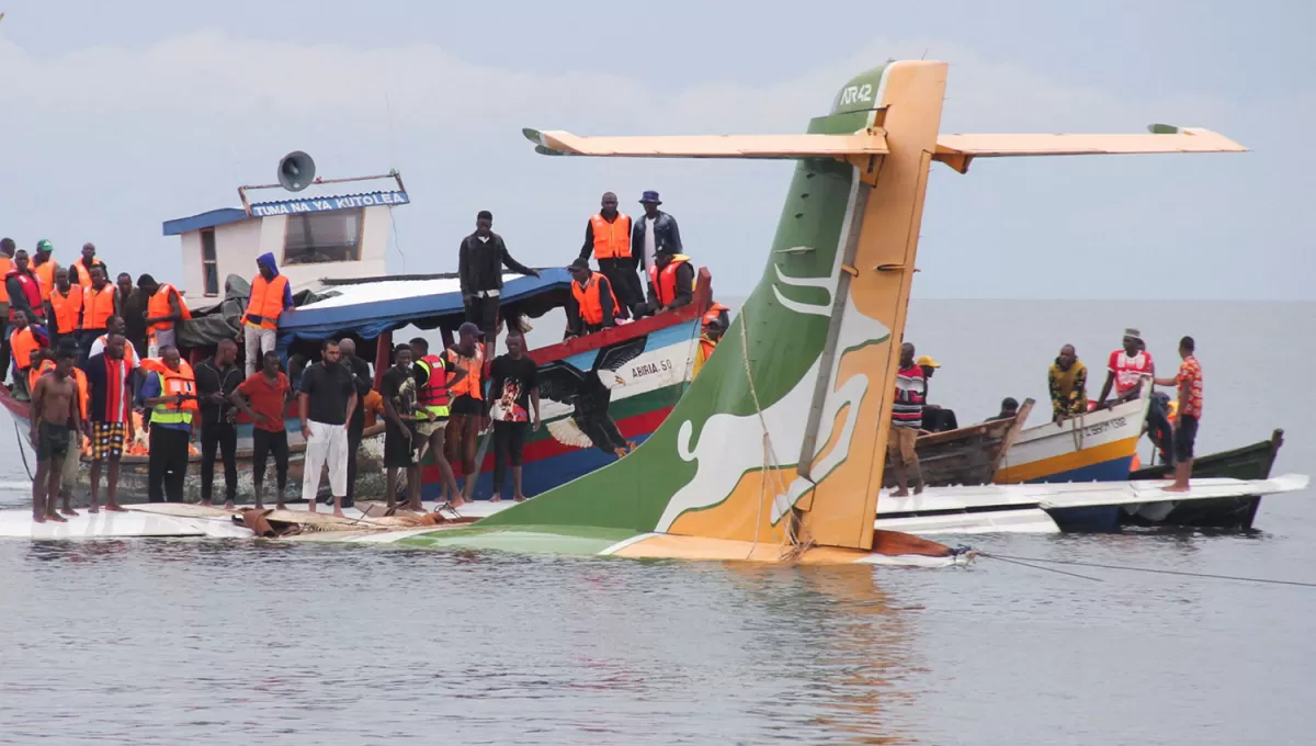 RESCATE. La aeronave quedó sumergida en las aguas del lago Victoria, en Tanzania.