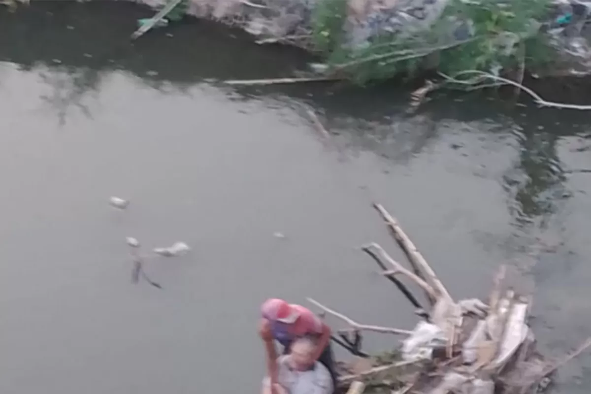 En un supuesto brote psicótico, mató a un anciano arrojándolo desde el puente de Los Vallistos