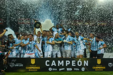 Boca terminó con seis jugadores y Racing se quedó con el Trofeo de Campeones