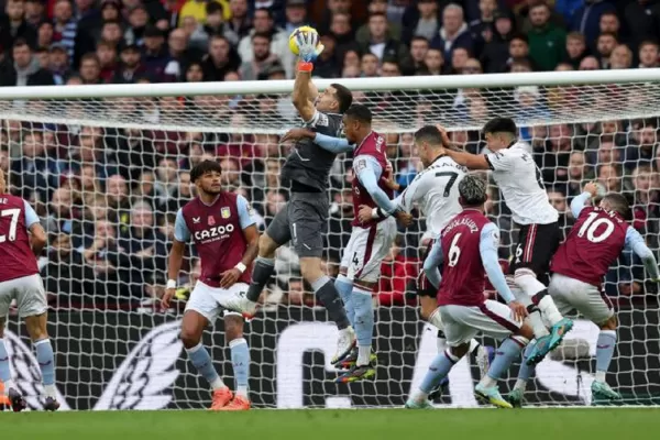 Aston Villa, con Dibu Martínez como figura, derrotó al Manchester United